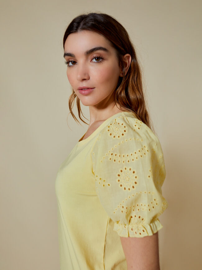 camiseta detalle calados en mangas Amarillo