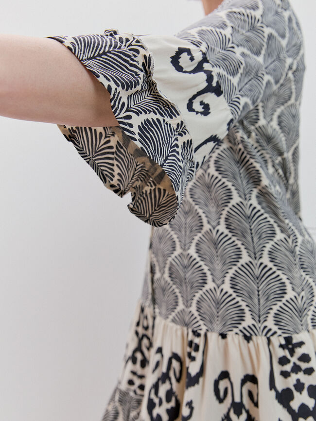 VESTIDO CORTO ESTAMPADO Negro