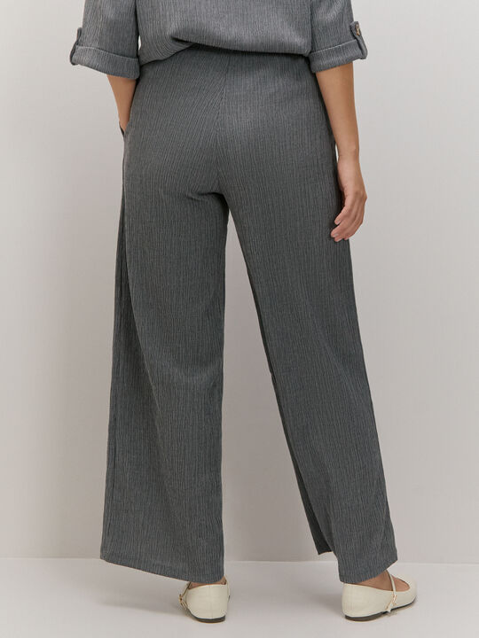 PANTALON TEXTURA Gris Oscuro image number null