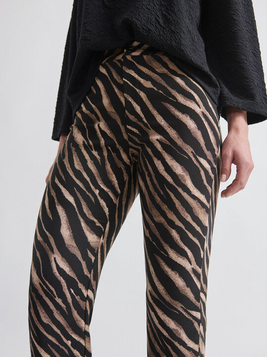 PANTALON RECTO ESTAMPADO Negro image number null