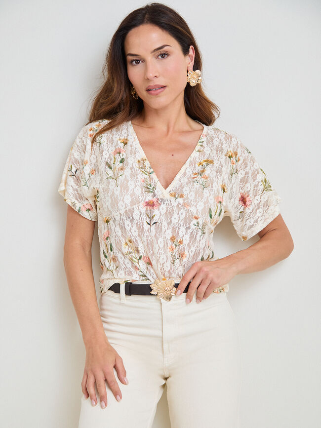 CAMISETA BLONDA ESCOTE PICO PUNTILLAS Estampado 1