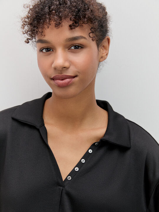 CAMISETA CUELLO CAMISERO Negro image number null