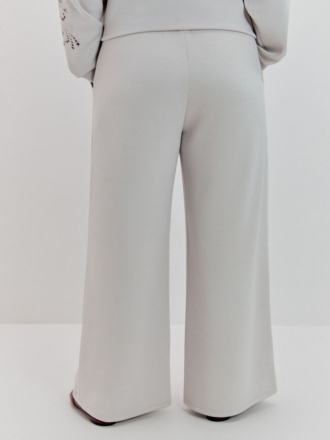 PANTALON DETALLE TROQUELADO Piedra