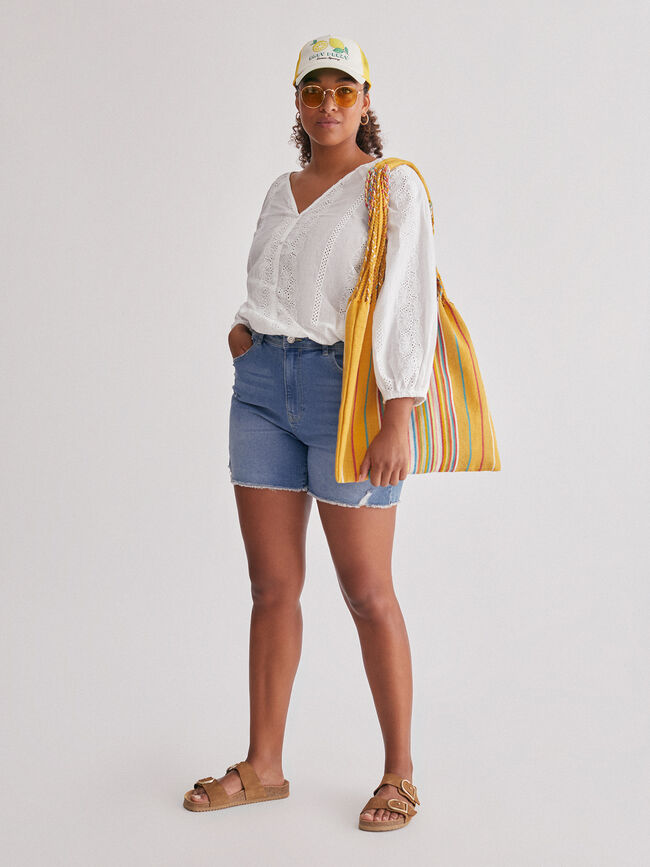 Blusa abotonada detalle bordados Blanco Optico