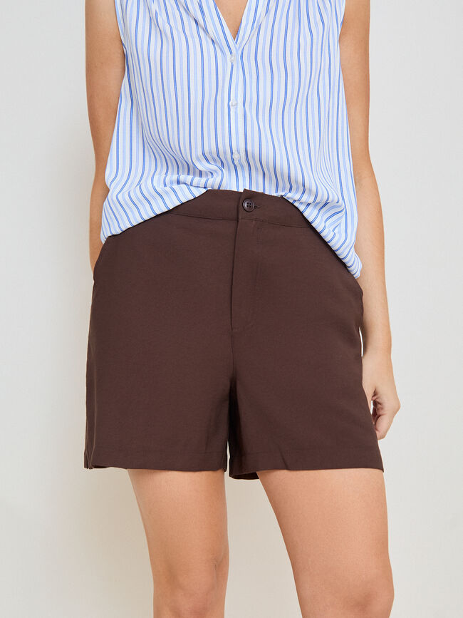 SHORT CON BOLSILLOS Marron Oscuro