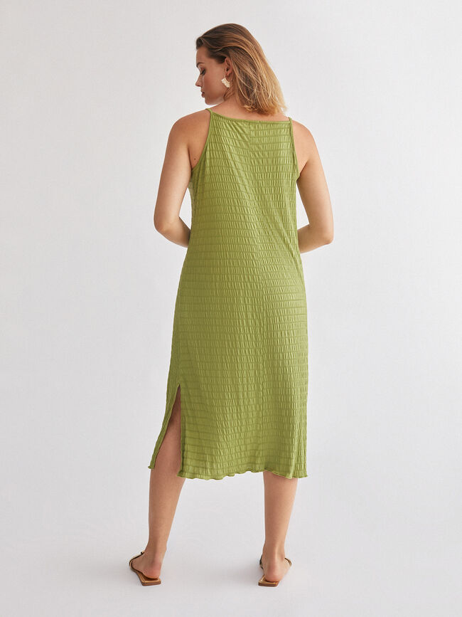 vestido con fornitura en escote kaki claro