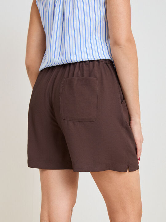 SHORT CON BOLSILLOS Marron Oscuro image number null