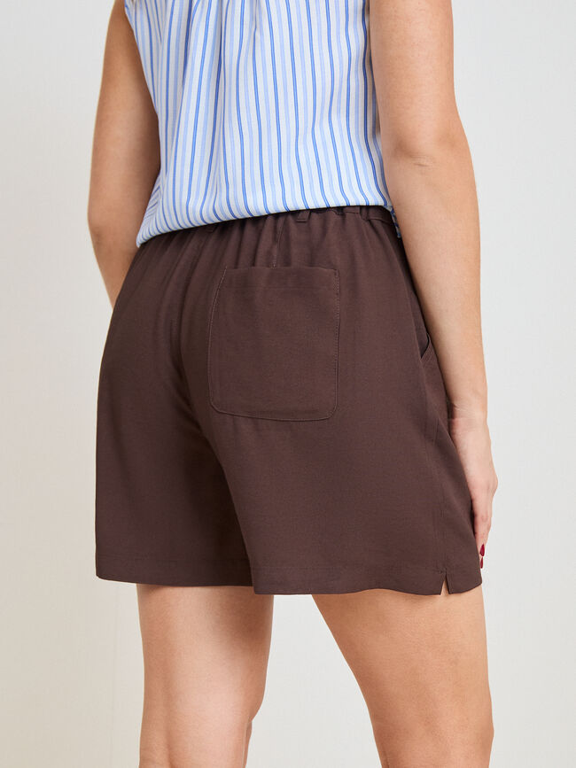 SHORT CON BOLSILLOS Marron Oscuro