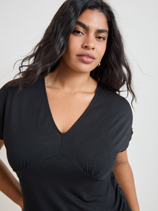 CAMISETA FLAME ESCOTE PICO ABIERTO Negro image number null