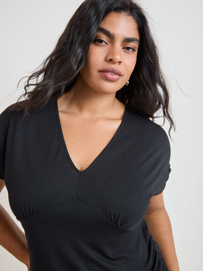 CAMISETA FLAME ESCOTE PICO ABIERTO Negro