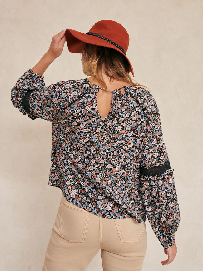 Blusa manga larga detalles puntilla y vo Estampado 1