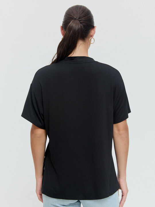 CAMISETA CUELLO PICO Negro image number null