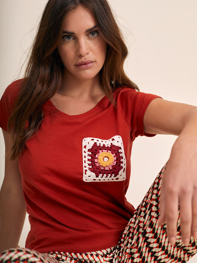 Camiseta escote pico con detalle en bols Azafran 2