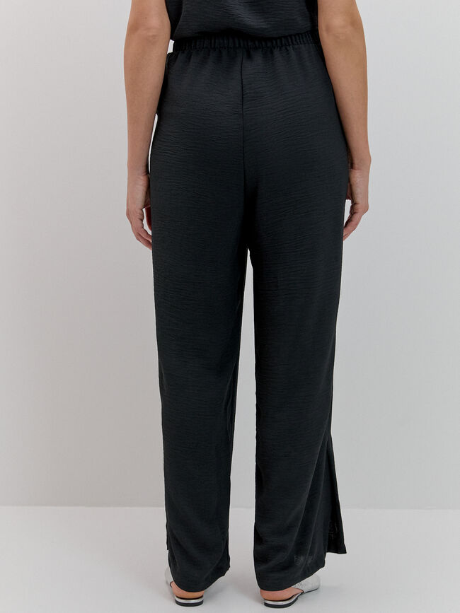 PANTAL&Oacute;N CON ABERTURAS Negro