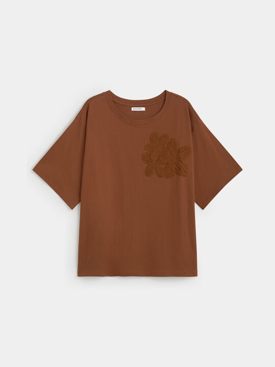 CAMISETA DETALLE FLOR CROCHET Cinnamon image number null