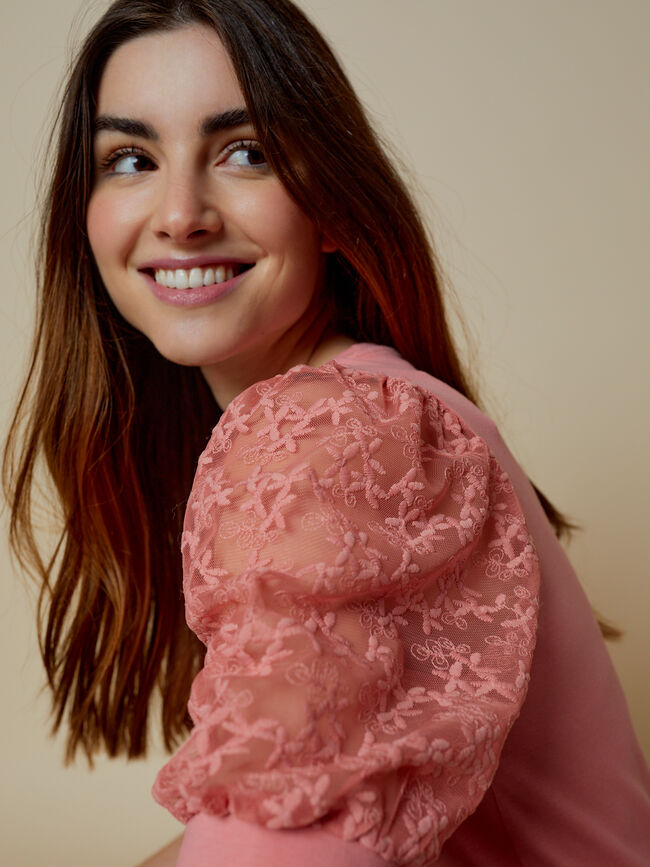 CAMISETA DETALLE PLUMETI EN MANGAS Rosa Oscuro