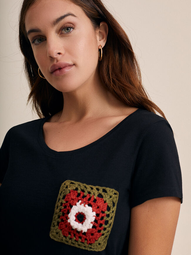 Camiseta escote pico con detalle en bols Negro