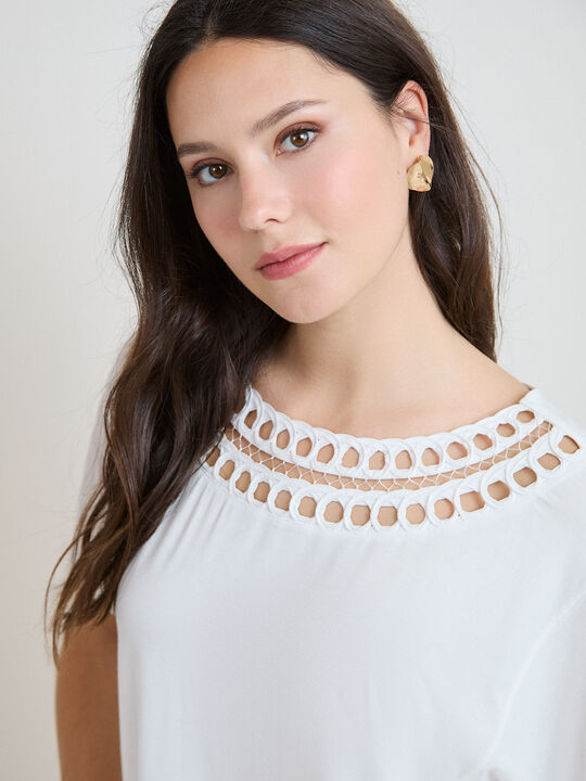 CAMISETA DETALLE CUELLO Blanco Hueso image number null