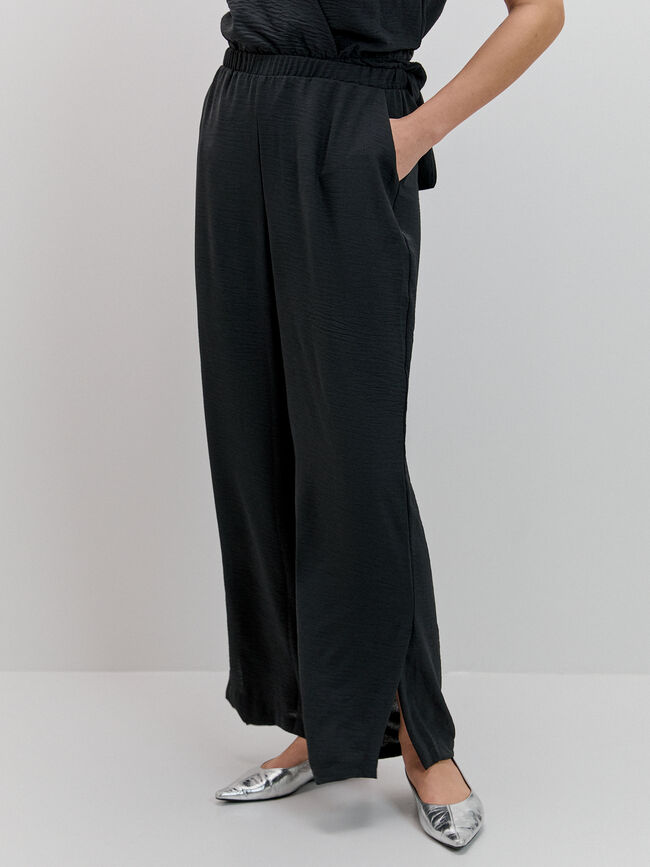 PANTAL&Oacute;N CON ABERTURAS Negro