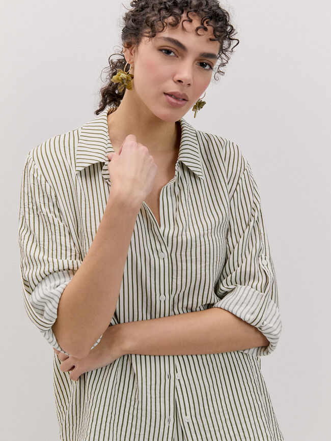 CAMISA DETALLE CHARRETERA Frambuesa