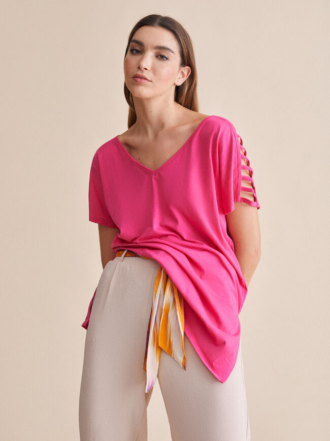 camiseta detalle aberturas en hombros 10 Fucsia Claro