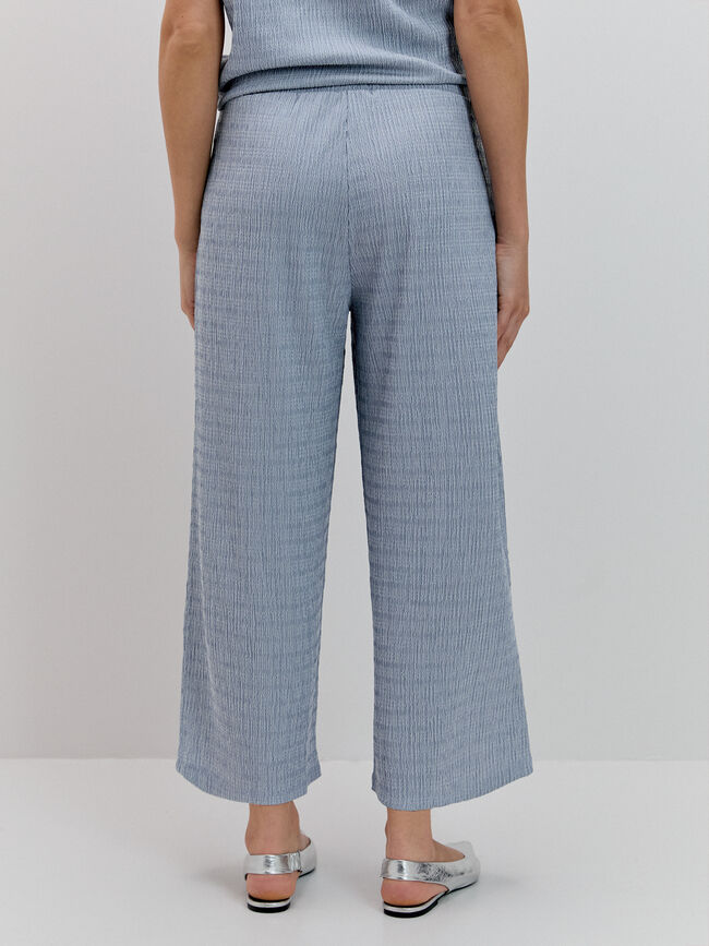 PANTAL&Oacute;N CROPPED CRINKLE AZUL Azul Chambray