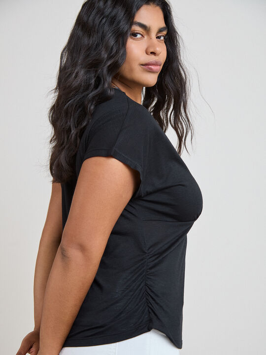 CAMISETA FLAME ESCOTE PICO ABIERTO Negro image number null