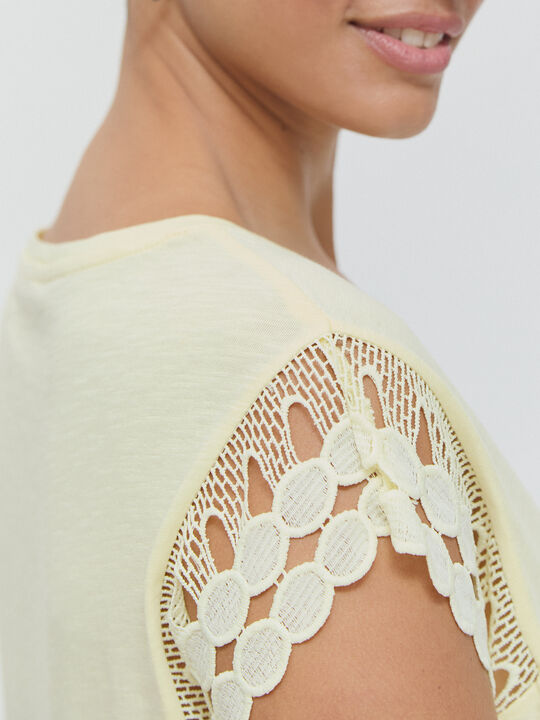 CAMISETA DETALLE Amarillo Pastel image number null