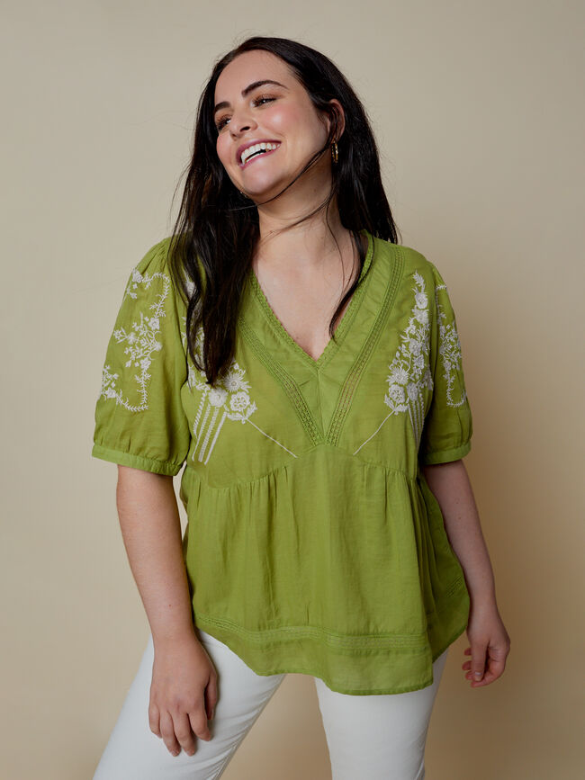 Blusa detalles bordados kaki claro