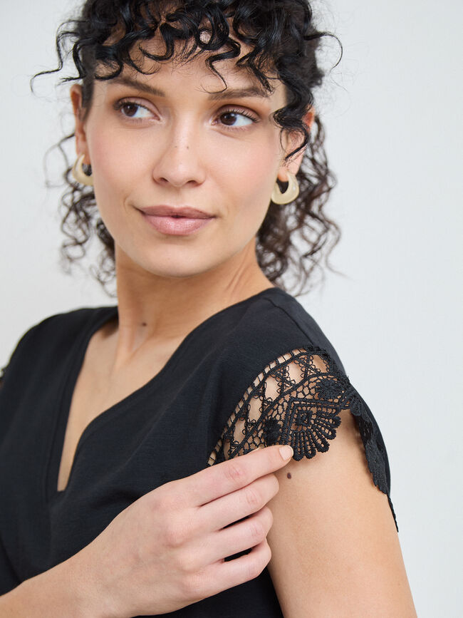 CAMISETA DETALLE Negro