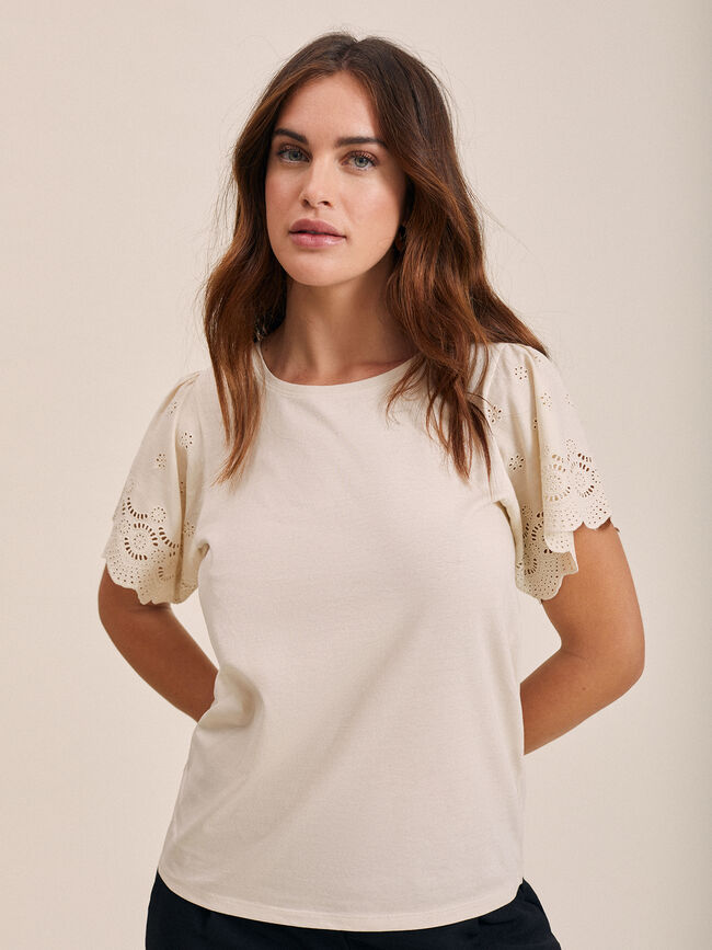Camiseta detalle bordado en manga Piedra