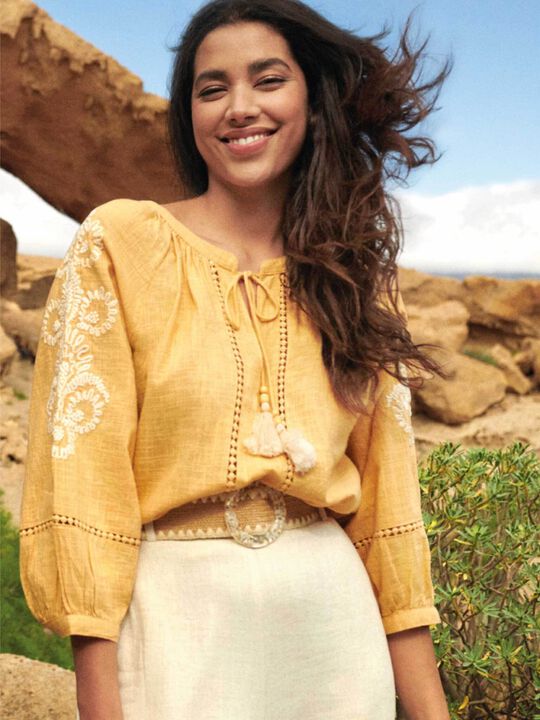 BLUSA DETALLE BORLAS Mostaza image number null