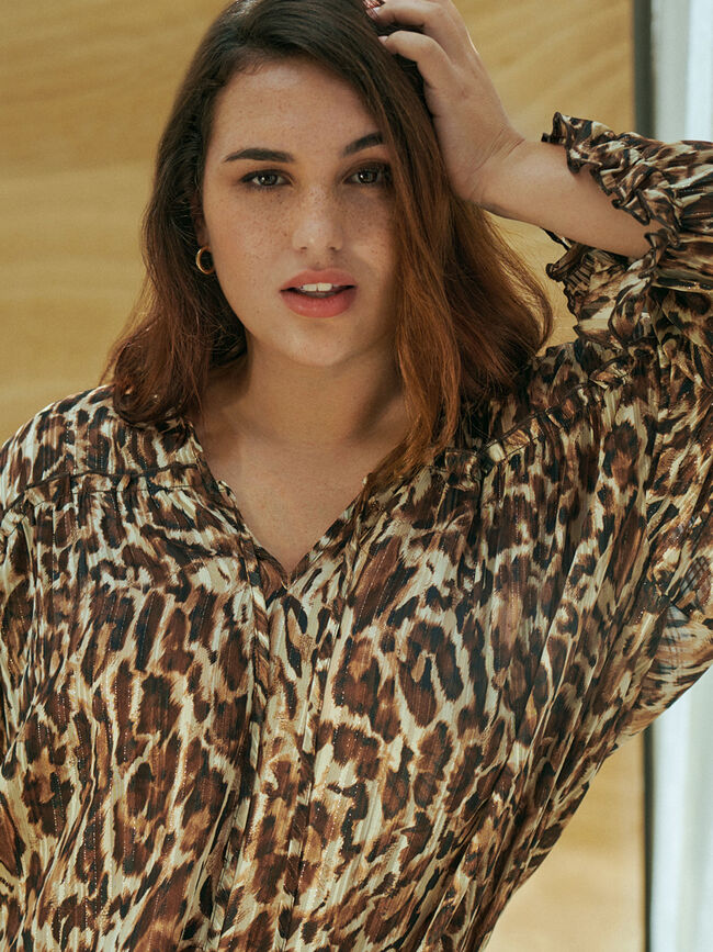 Blusa detalle volante estampada AVENA TOSTADA