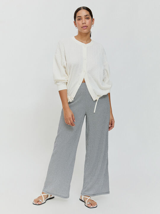 PANTALON TEXTURA Negro image number null