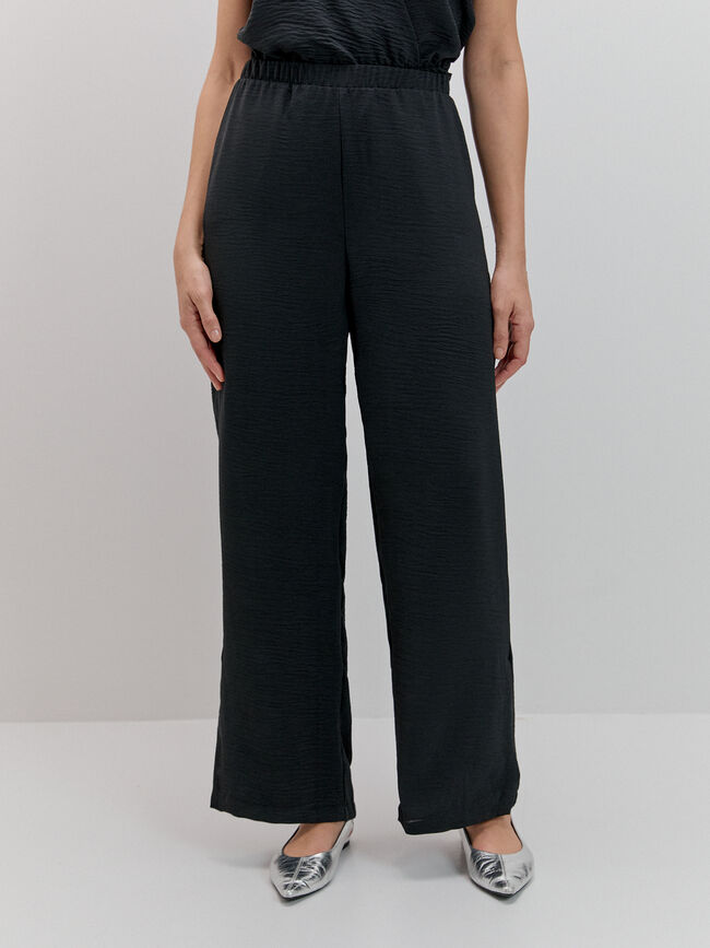 PANTAL&Oacute;N CON ABERTURAS Negro