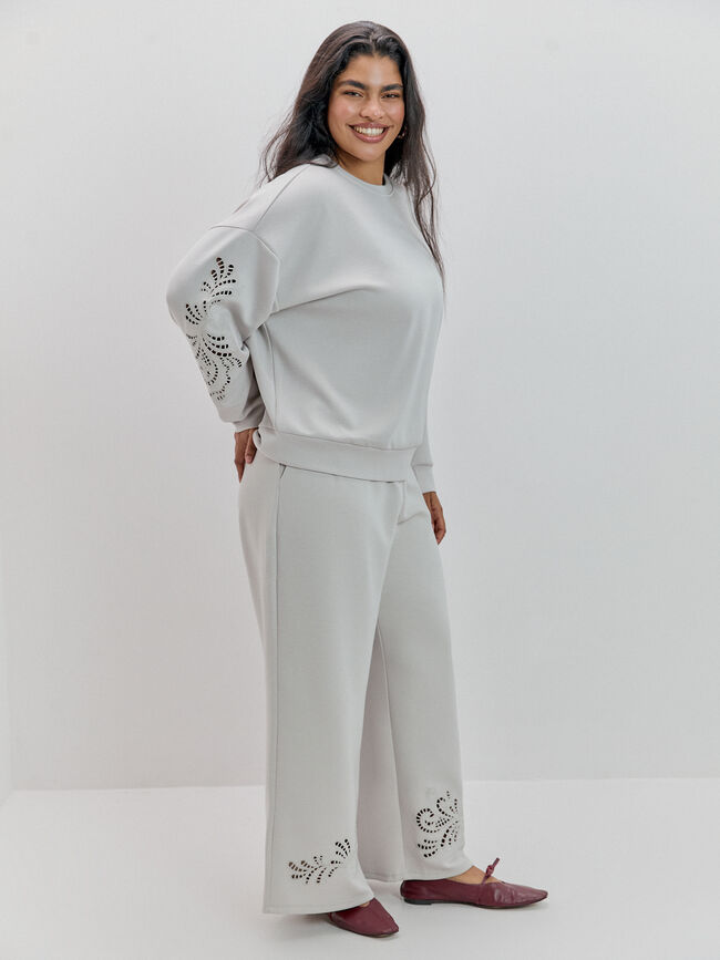 PANTALON DETALLE TROQUELADO Piedra