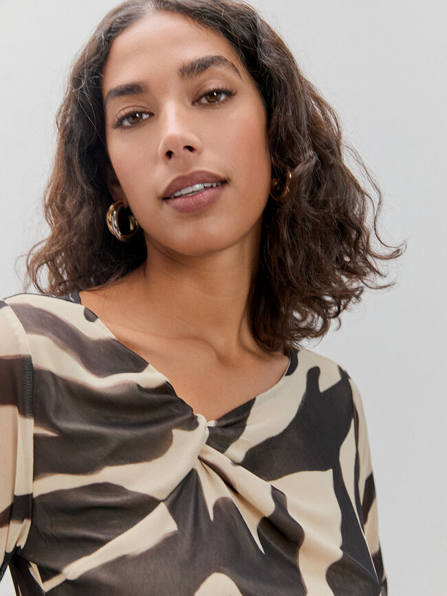 CAMISETA DETALLE FRUNCE Estampado 1