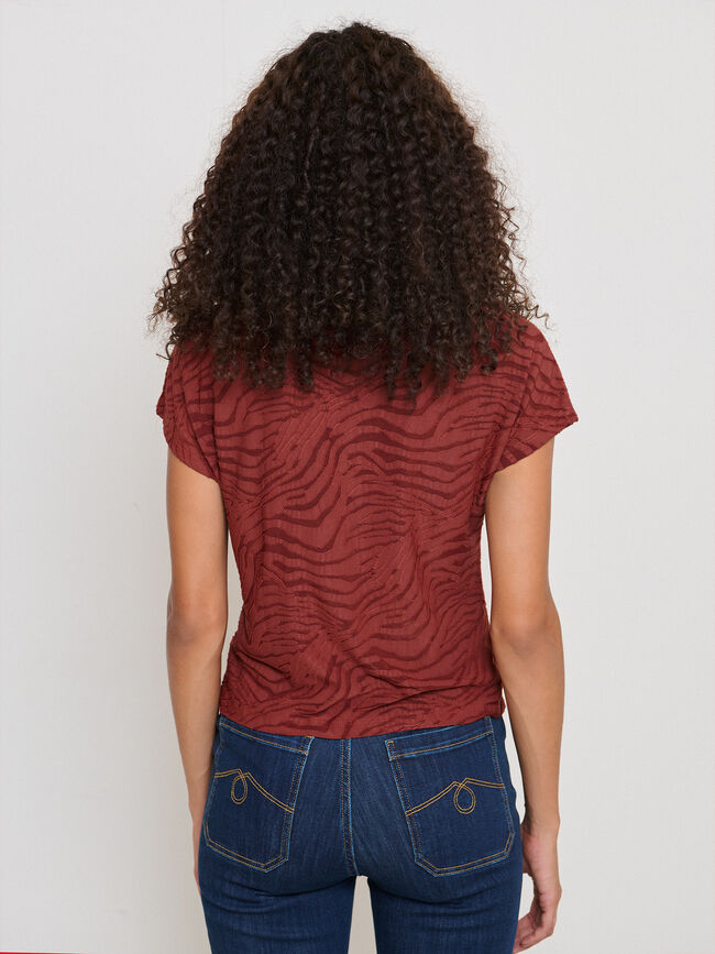 CAMISETA DETALLEL PINZADO ROJO MARTE