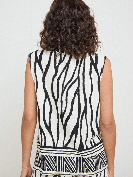 TOP ESTAMPADO BOTONES Negro image number null