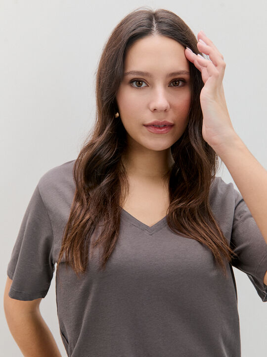 CAMISETA CUELLO PICO Gris Oscuro image number null