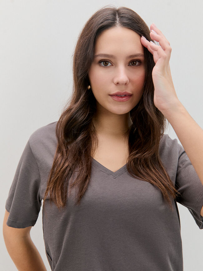 CAMISETA CUELLO PICO Gris Oscuro