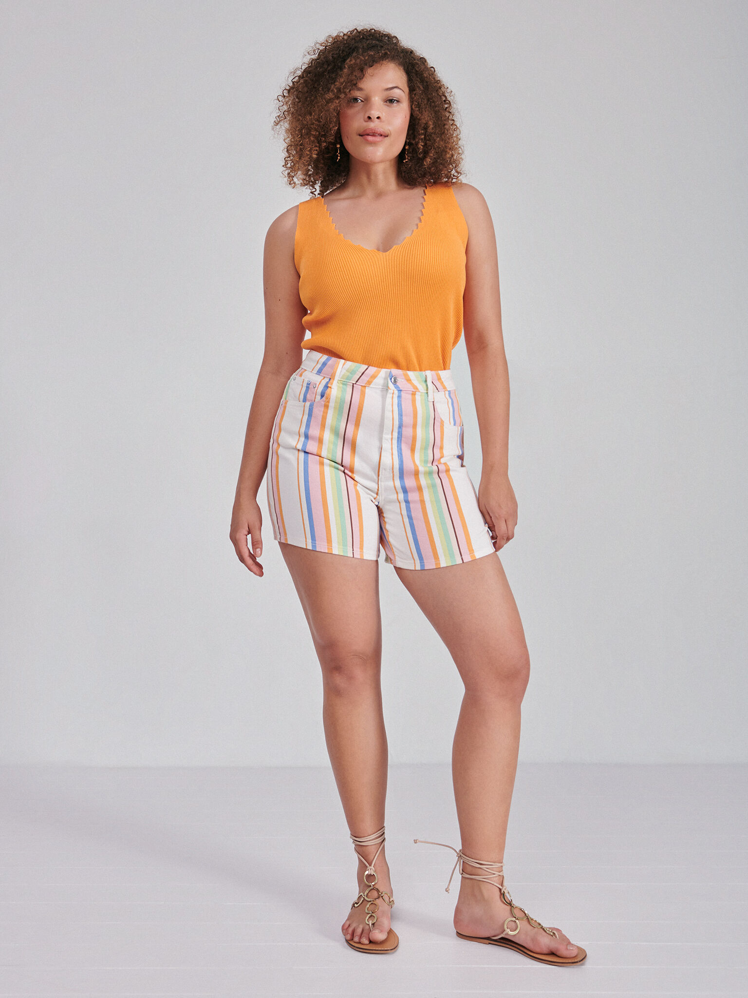 Outfit con short de rayas de colores top