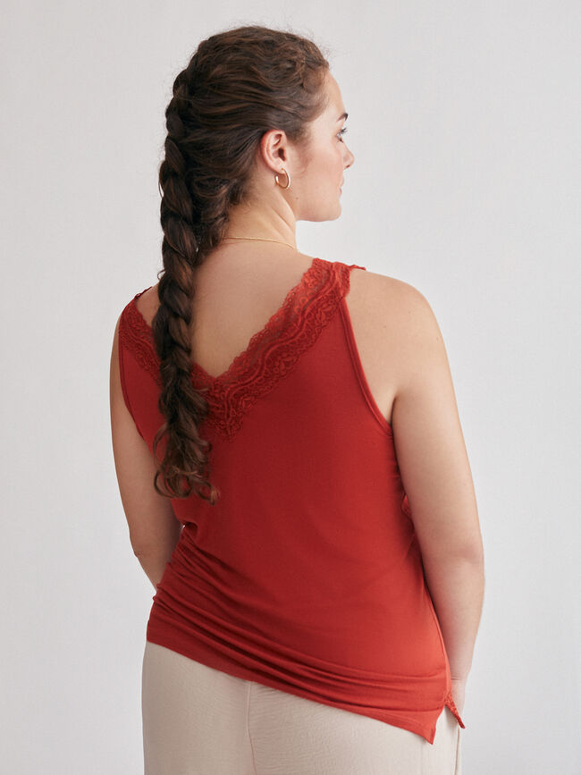 top con detalle bordado en cuello y bajo Azafran 2