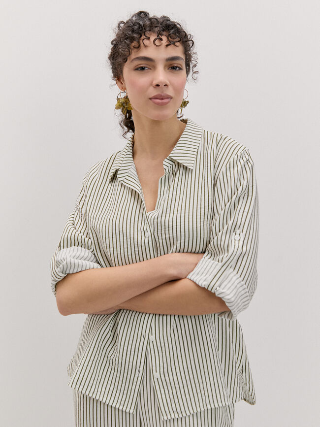 CAMISA DETALLE CHARRETERA Frambuesa