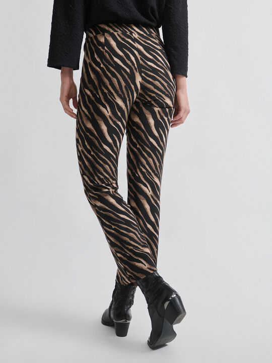 PANTALON RECTO ESTAMPADO Negro image number null