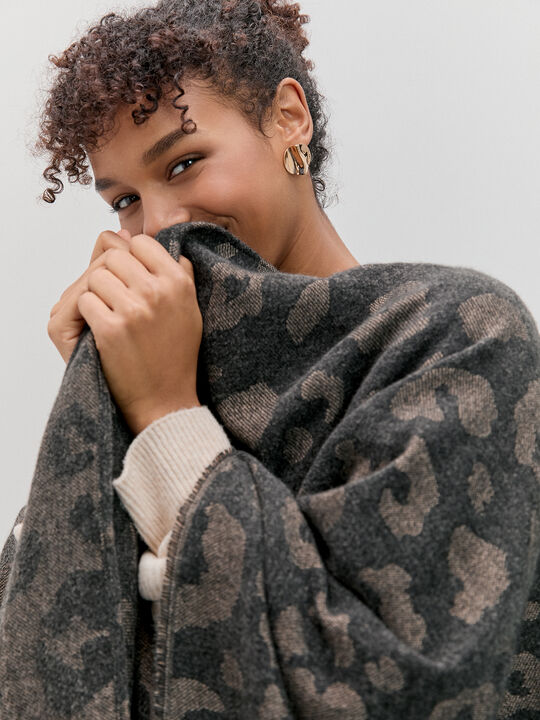 PONCHO ESTAMPADO ANIMAL Negro image number null