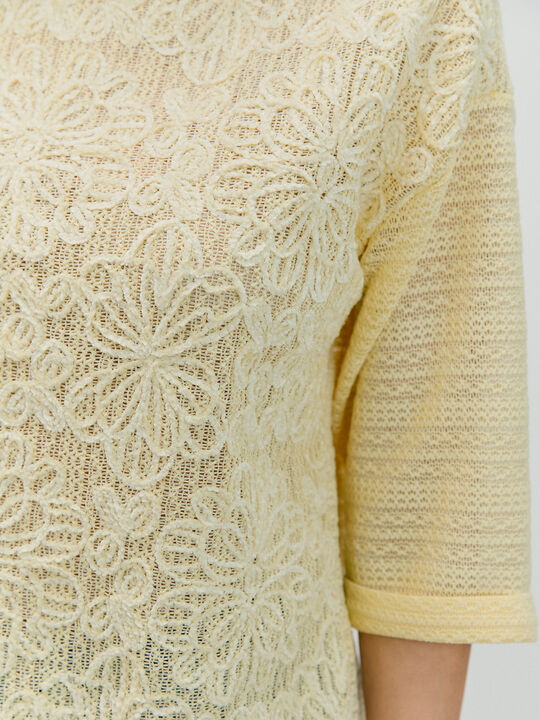 CAMISETA ENCAJE FLORAL Amarillo Pastel image number null