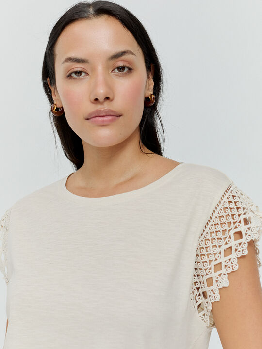 CAMISETA DETALLE Crudo image number null