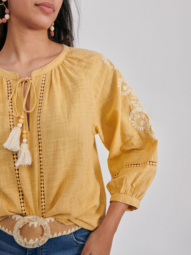 Blusa manga larga con bordado Mostaza