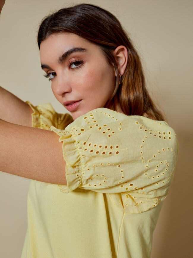 camiseta detalle calados en mangas Amarillo